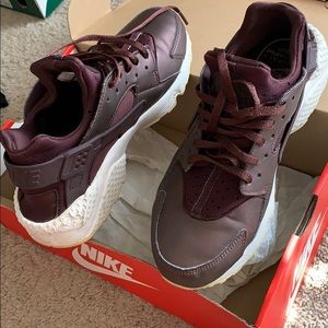 Nike marron huarache size 8.5. Good condition.